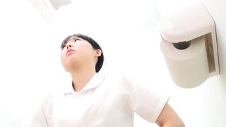 Ancora una ragazza giapponese che si sforza