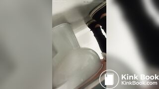 MUJER HACE CACA EN BAÑO PUBLICO