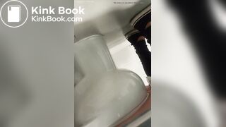 MUJER HACE CACA EN BAÑO PUBLICO