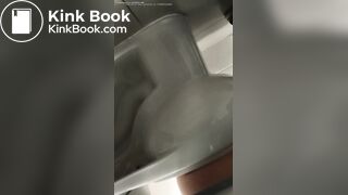 MUJER HACE CACA EN BAÑO PUBLICO