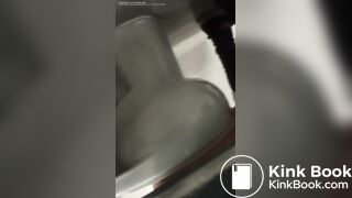 MUJER HACE CACA EN BAÑO PUBLICO