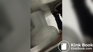 MUJER HACE CACA EN BAÑO PUBLICO