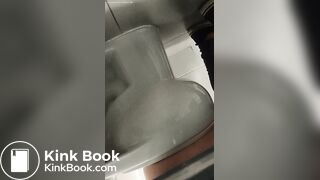 MUJER HACE CACA EN BAÑO PUBLICO