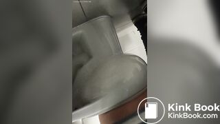MUJER HACE CACA EN BAÑO PUBLICO