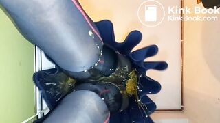 BlueGirl70 Upskirt Poop