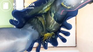 BlueGirl70 Upskirt Poop