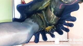 BlueGirl70 Upskirt Poop