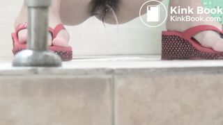 spy camera asian girl pee and shit.video_735