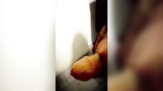 Mi puta me caga la verga y me graba