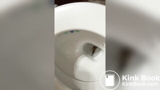 Hot amatuer girl takes a fat poo