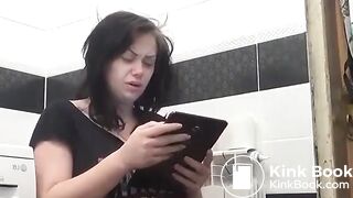 Pregnant milf taking a mean shit