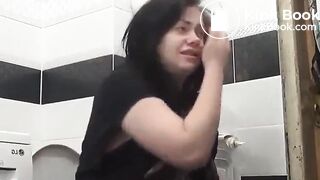 Pregnant milf taking a mean shit