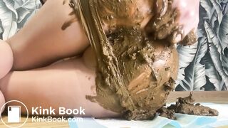 Girl in tights smears scat and fingers her butt