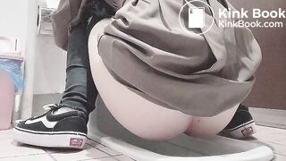 diarrhea in squat toilet - video 2