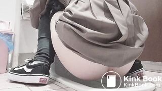 diarrhea in squat toilet - video 2
