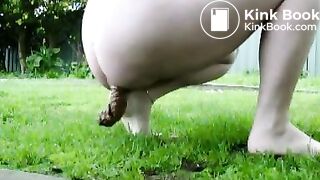 Hot girl shitting outside - video 4