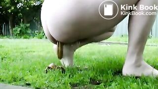 Hot girl shitting outside - video 4