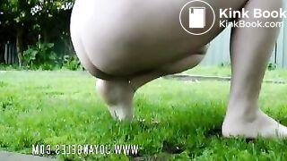 Hot girl shitting outside - video 4
