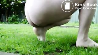 Hot girl shitting outside - video 4