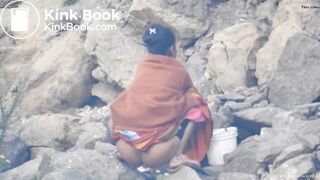 Bhabhi shitting openly