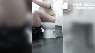 Caca en el baño