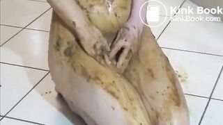 Hot girl shits and squirts - video 2