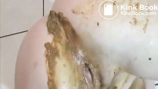 Hot girl shits and squirts - video 2