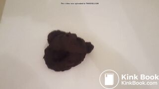 Hot blonde shakes her ass before poop