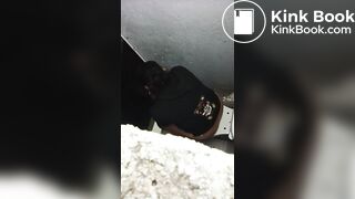 MUJER HACE CACA EN BAÑO UNISEX