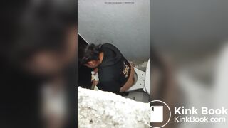 MUJER HACE CACA EN BAÑO UNISEX