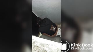 MUJER HACE CACA EN BAÑO UNISEX