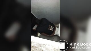 MUJER HACE CACA EN BAÑO UNISEX