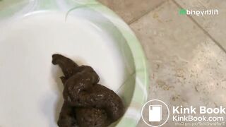Hot girl shitting on paper plate many times