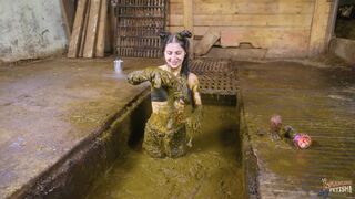 Kaitlyn K Aliens In The Manure Channel - cowshit sex