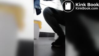 Caca en el baño (2)