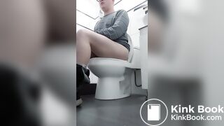 Caca en el baño (2)