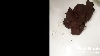 Unusual pooping pose