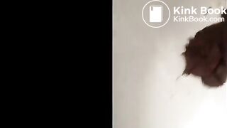 Unusual pooping pose