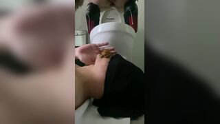 Trying hard to swallow her shit(奋力吞屎干呕）