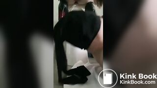 Trying hard to swallow her shit(奋力吞屎干呕）