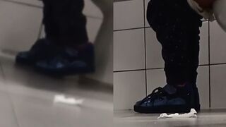 GIRL POOPS IN AURRERA 4.