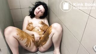 Brunette poops, smears and masturbates