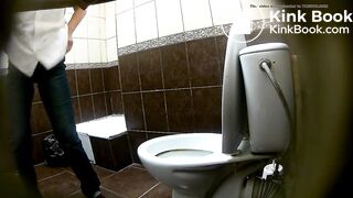 BLONDE MILF SHITTING SPY