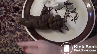Hot girl shitting on plate - video 4