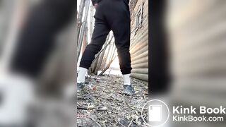 Winter pooping in the garden