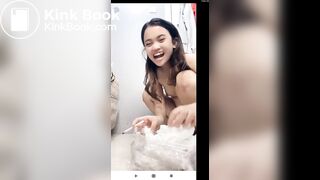 Cewek berak dikamar