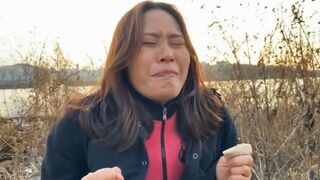 Jap girl take a quick dump