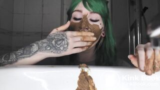 Fat ass shit in sink and spread