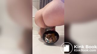 Loira gostosa caga no prato pra você