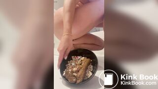 Loira gostosa caga no prato pra você